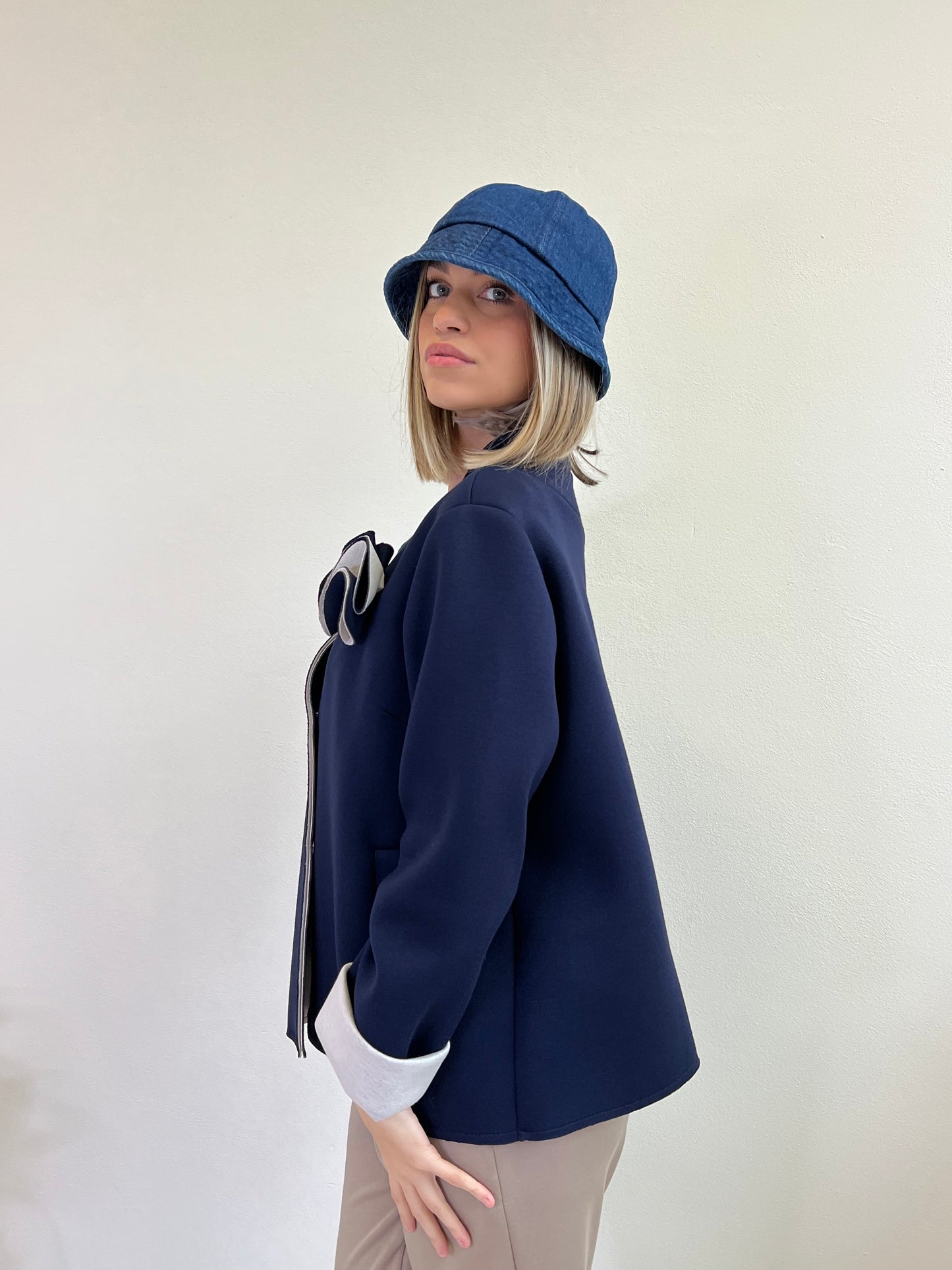 GIACCA NEOPRENE CON FIORE BLU