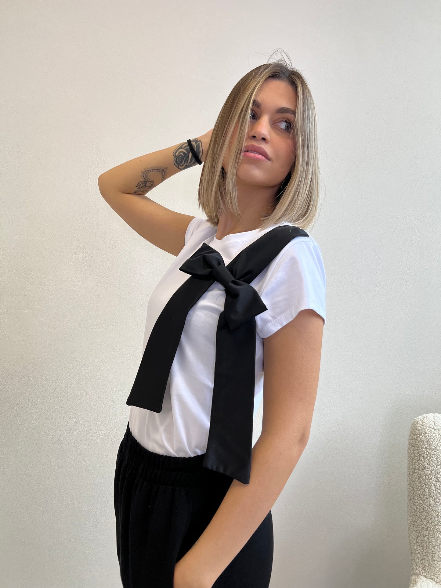 T.SHIRT FIOCCO NERO