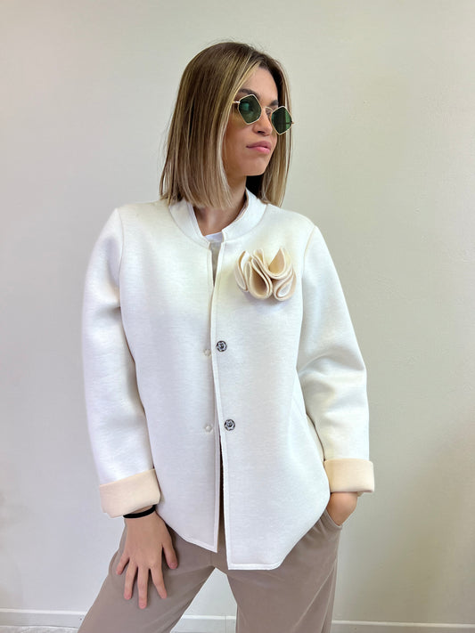 GIACCA NEOPRENE CON FIORE PANNA