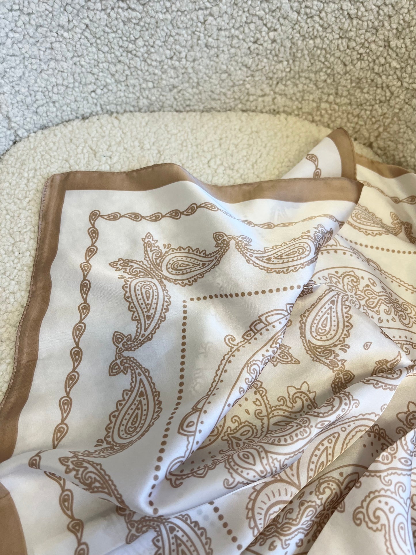 FOULARD STAMPA CACHEMIRE BIANCO E BEIGE