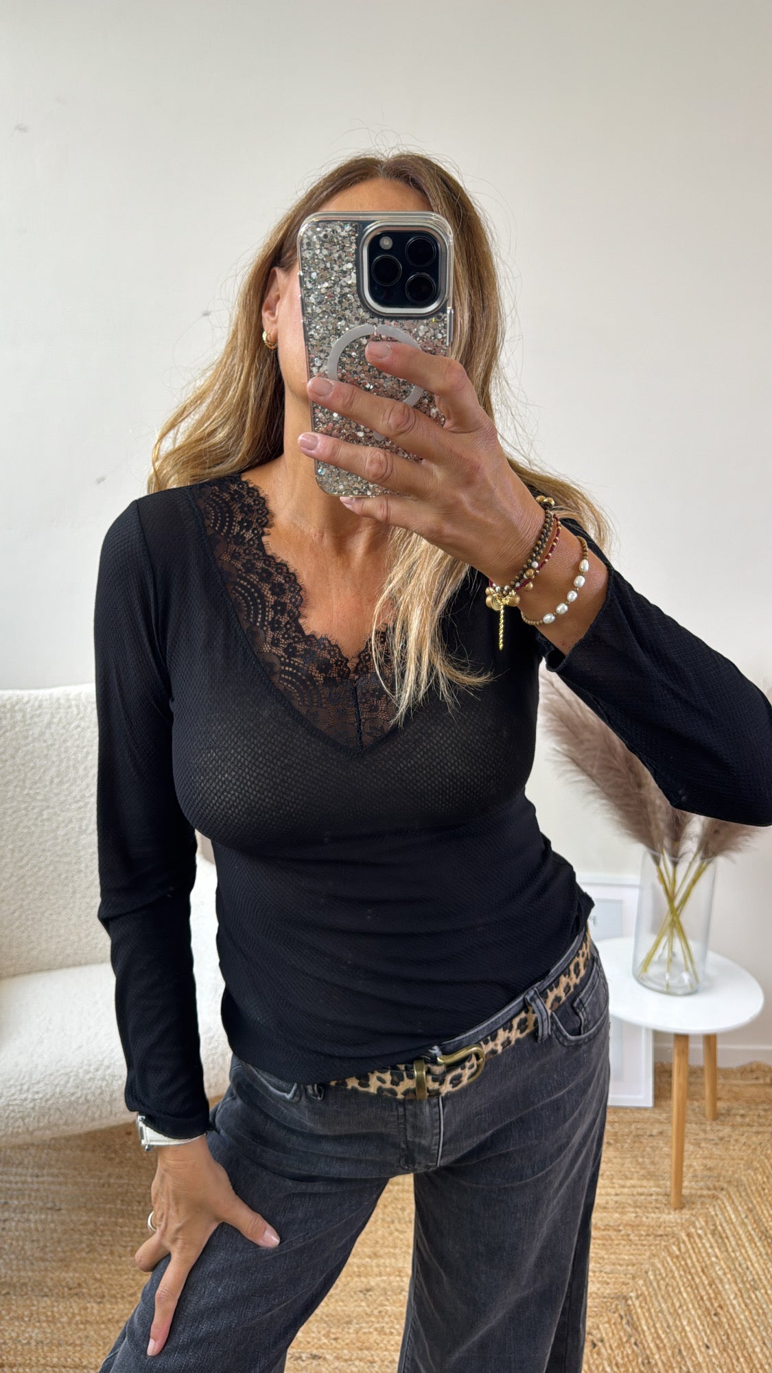 T.SHIRT SCOLLO CON PIZZO NERO