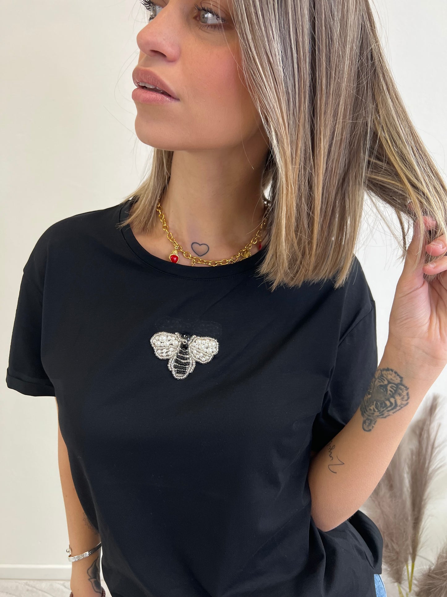 T.SHIRT NERA APPLICAZIONE “APE”